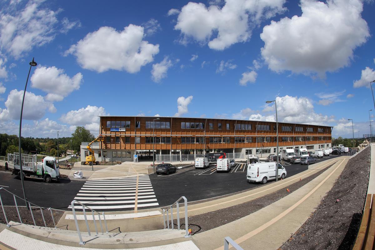 Parking des cars scolaires et entrée de l’établissement.