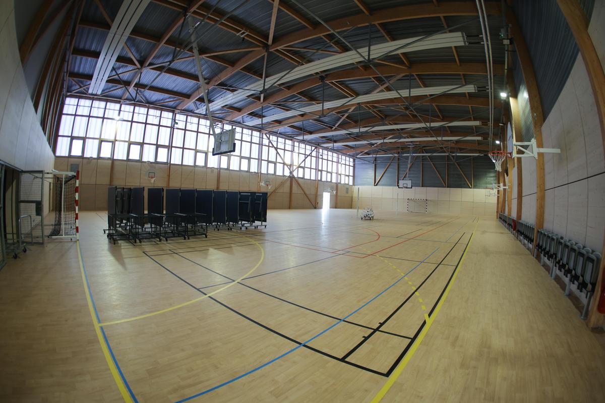 Le gymnase de 1 000 m² est mutualisable avec clubs et associations locales.