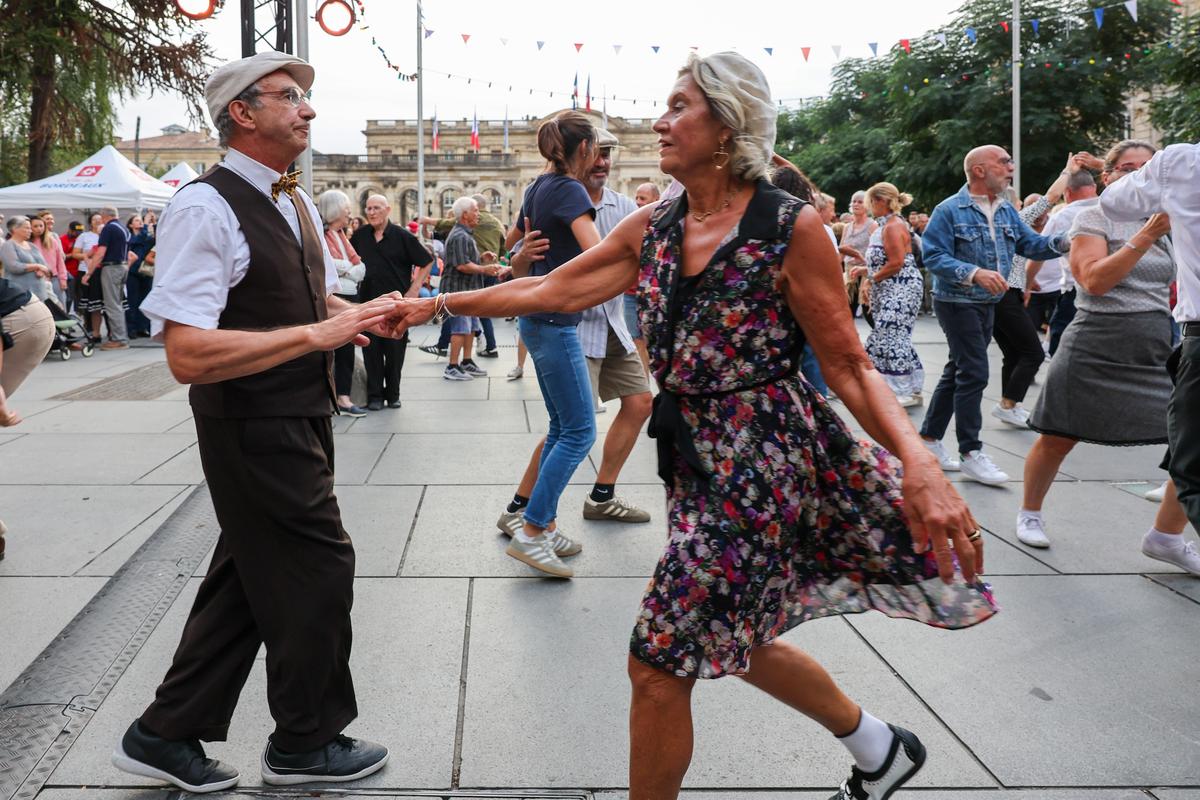 Les danseurs ont enflammé le parvis de la cathédrale. 