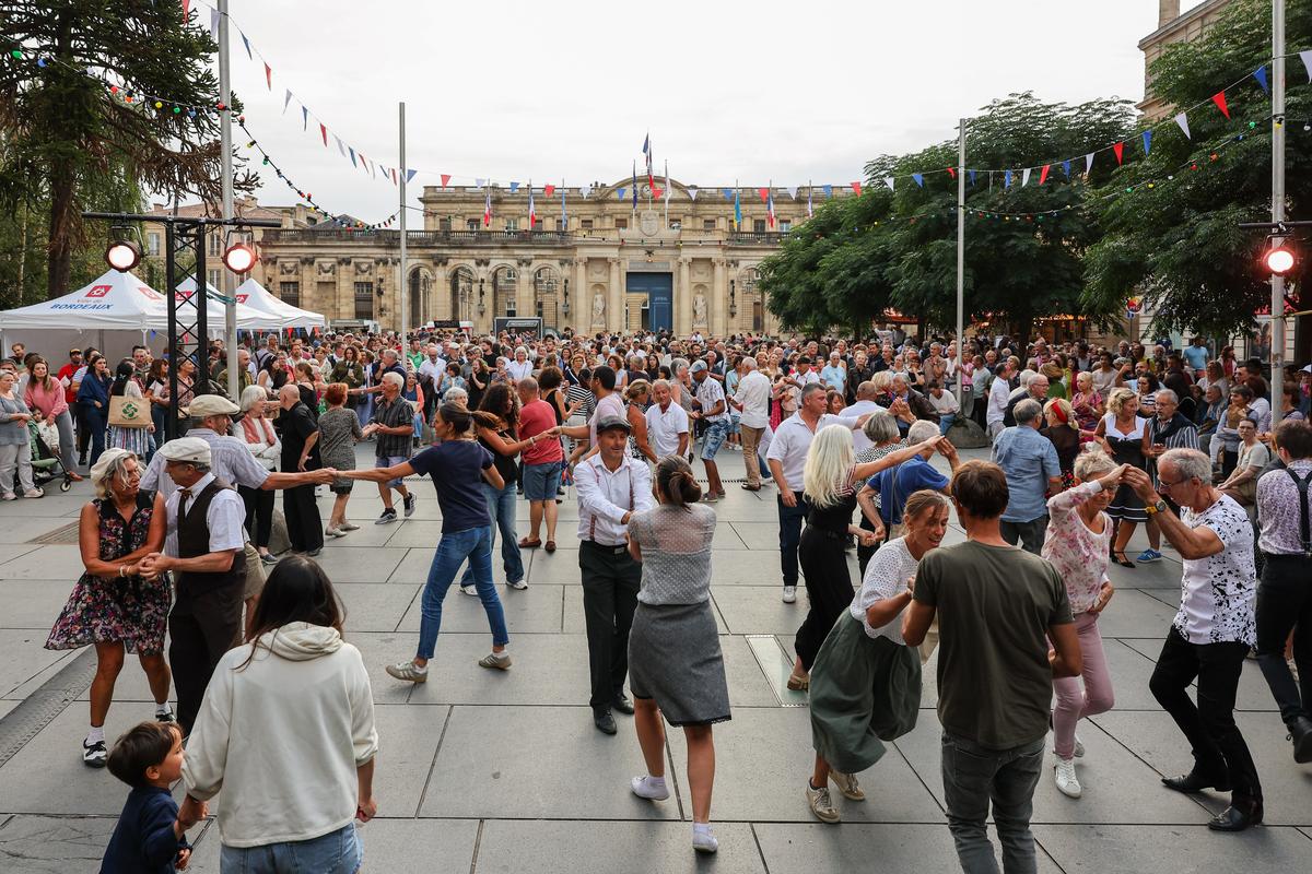 À Bordeaux, le deuxième bal de la Libération fait des émules