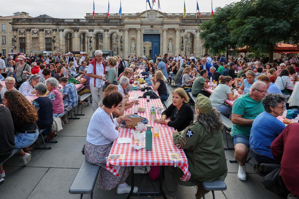 Des tables avaient été dressées place Pey-Berland. 