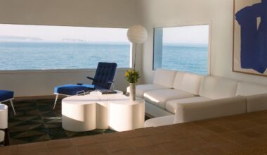 Une maison de 600 m2 posée sur un rocher au bord de la Méditerranée