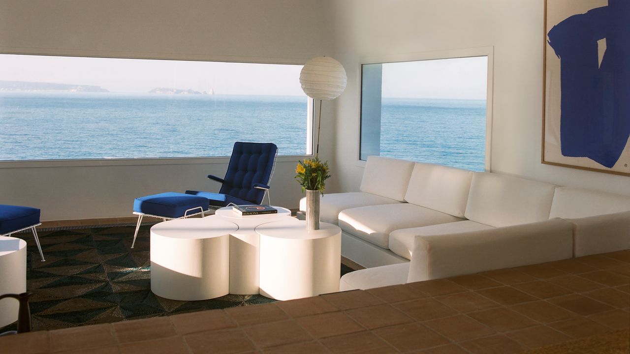 Une maison de 600 m2 posée sur un rocher au bord de la Méditerranée