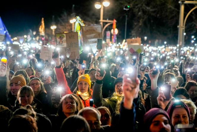 Les manifestants réunis devant la porte de Brandebourg, à Berlin, ont formé  « une mer de lumière pour la démocratie », avec leurs téléphones portables, samedi 25 janvier 2025.