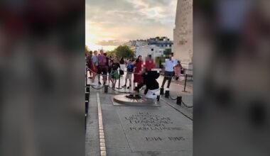 un homme en garde à vue