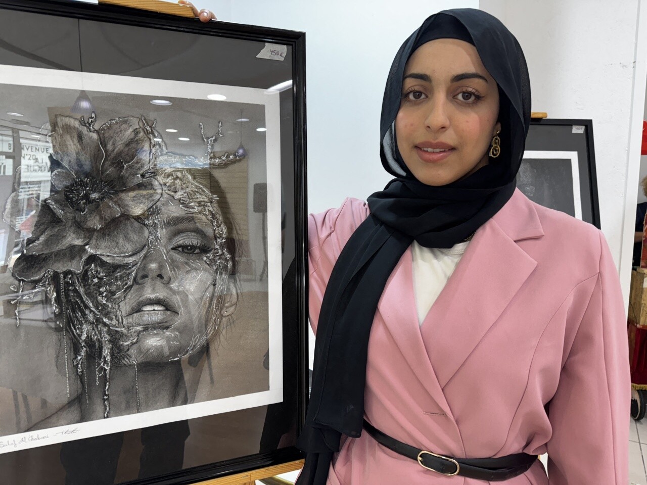 Sulaf Al Ghobari, une jeune Syrienne expose ses dessins hyperréalistes à Alençon