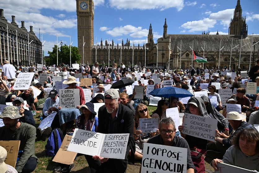 Un manifestant est emmené par des policiers lors d'une manifestation « Lift The Ban » (Lève l'interdiction) en soutien au groupe interdit Palestine Action, qui réclame la levée de l'interdiction récemment imposée, sur Parliament Square, dans le centre de Londres, le 9 août 2025
