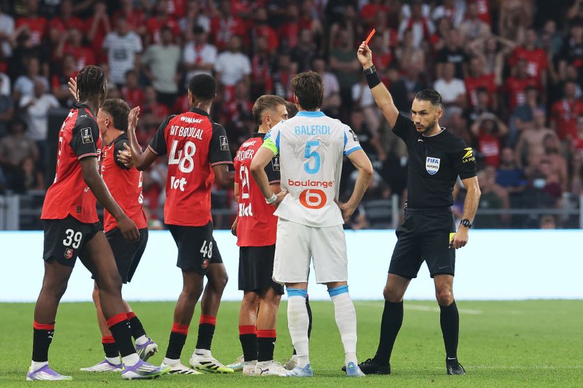 L'arbitre de la rencontre Jeremie Pignard expulse en première période le défenseur marocain Abdelhamid Ait Boudlal (3L) après une intervention en retard sur le Marseillais Pierre-Emerick Aubameyang.