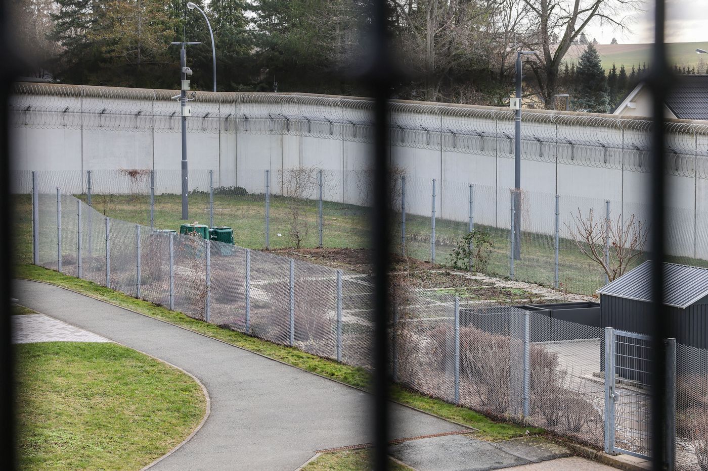 un néonazi aux portes de la prison pour femmes