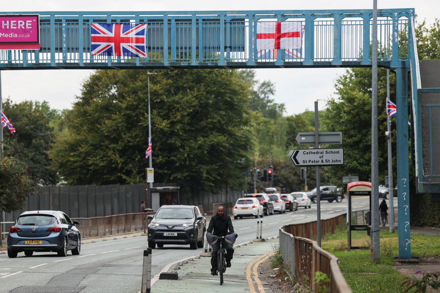 les intentions douteuses d’une campagne d’affichage de drapeaux anglais dite « patriotique »