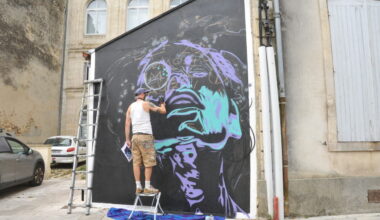 Dans cette ville de Gironde, l’artiste DERF réalise un portrait de femme en graff sur un poste EDF