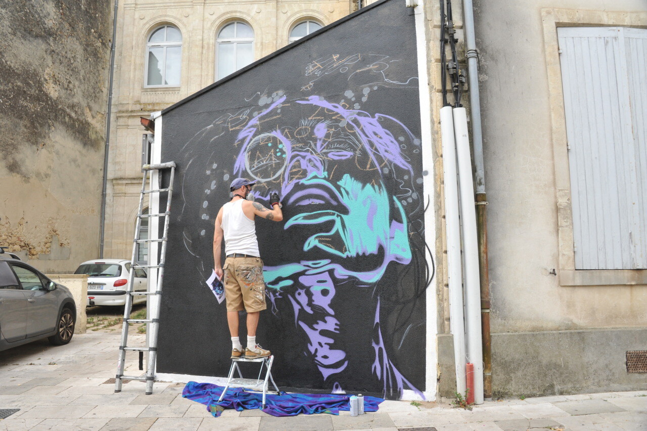Dans cette ville de Gironde, l’artiste DERF réalise un portrait de femme en graff sur un poste EDF