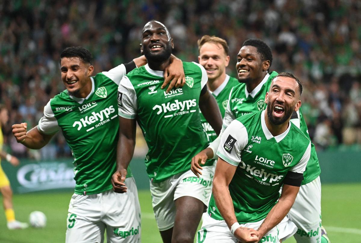 Saint-Étienne tenu en échec par Grenoble, mais reste leader devant Pau et Nancy