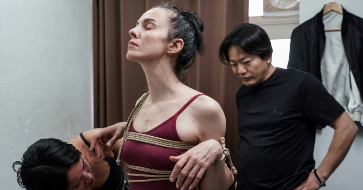 "Créer du lien": un artiste japonais noue les espaces et les corps avec des cordes : Actualités