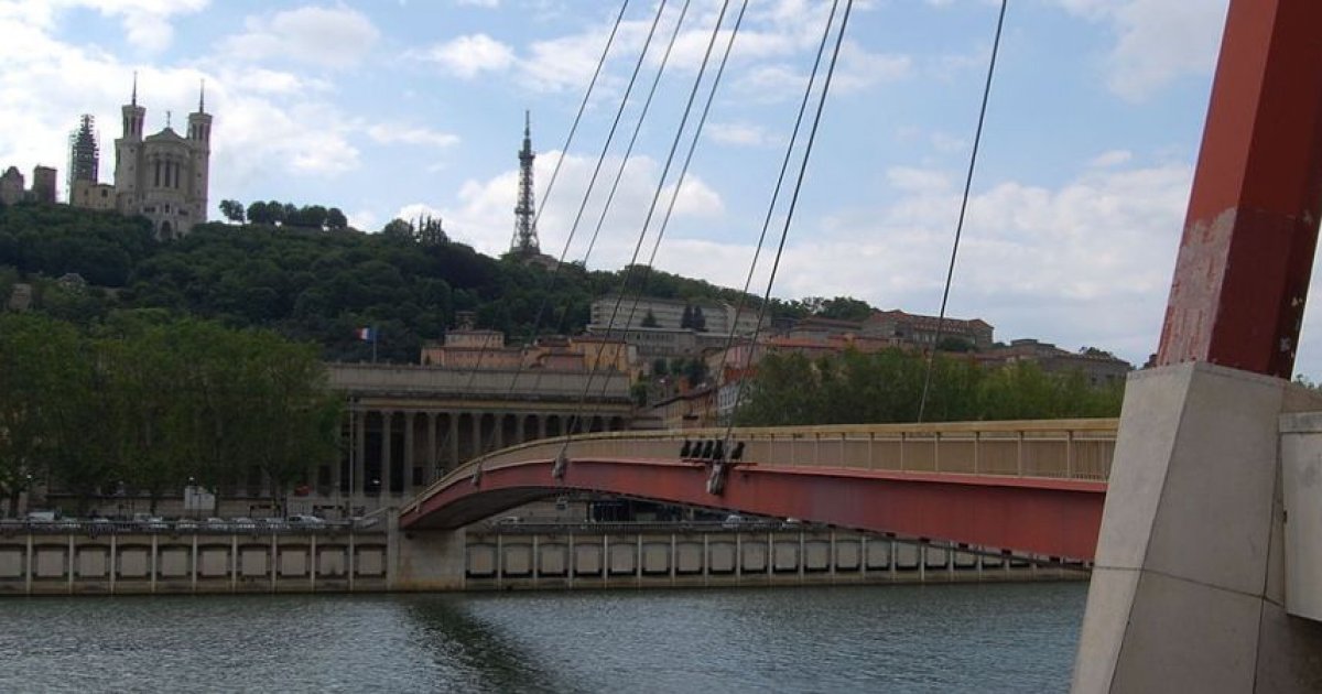 Lyon : un homme réalise un saut depuis une passerelle de 38 mètres de haut, la préfète du Rhône réagit : Actualités