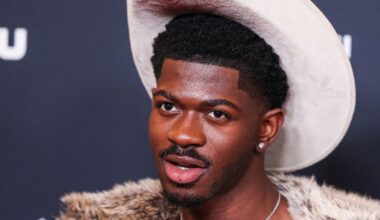 VIDÉO. Le chanteur américain Lil Nas X déambule en slip et santiags dans les rues de Los Angeles, agresse des policiers et finit en garde à vue : Actualités