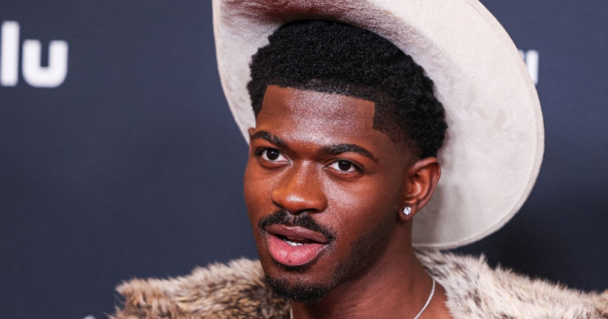 VIDÉO. Le chanteur américain Lil Nas X déambule en slip et santiags dans les rues de Los Angeles, agresse des policiers et finit en garde à vue : Actualités