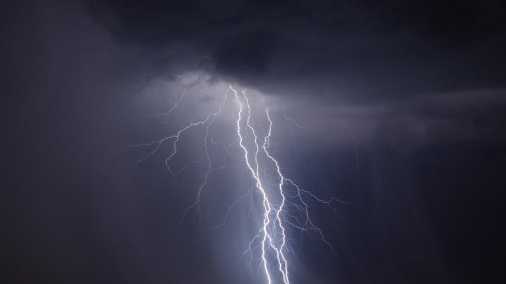 Des orages nécessitant une vigilance accrue sont attendus dès ce vendredi soir en France, avant une journée de samedi susceptible d’être particulièrement orageuse.