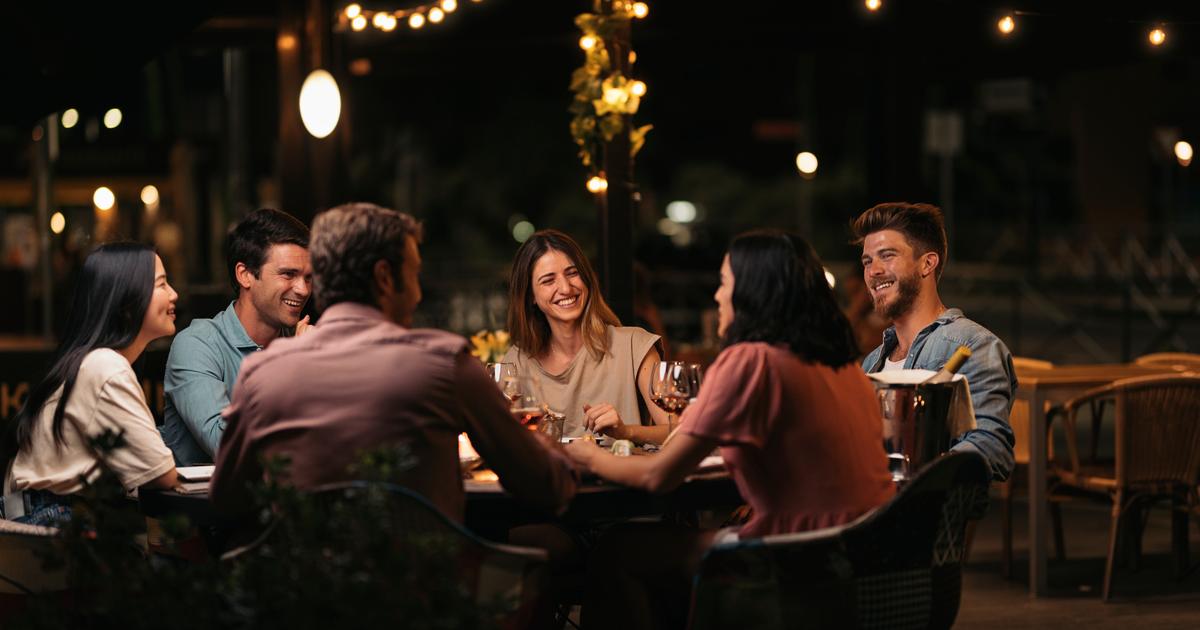 ces Français séduits par le concept de dîner avec des inconnus