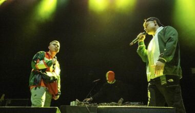 Le trio rap irlandais Kneecap annule sa tournée américaine en raison de son procès - rts.ch