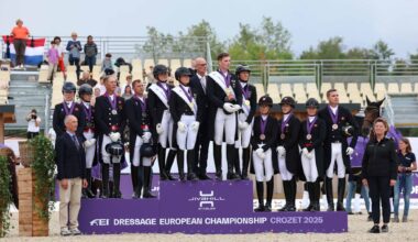 Le podium par équipes des championnats d'Europe de dressage à Crozet
