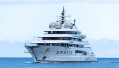 Un immense yacht saisi par les Etats-Unis à un oligarque russe mis aux enchères - 06/08/2025 à 07:09