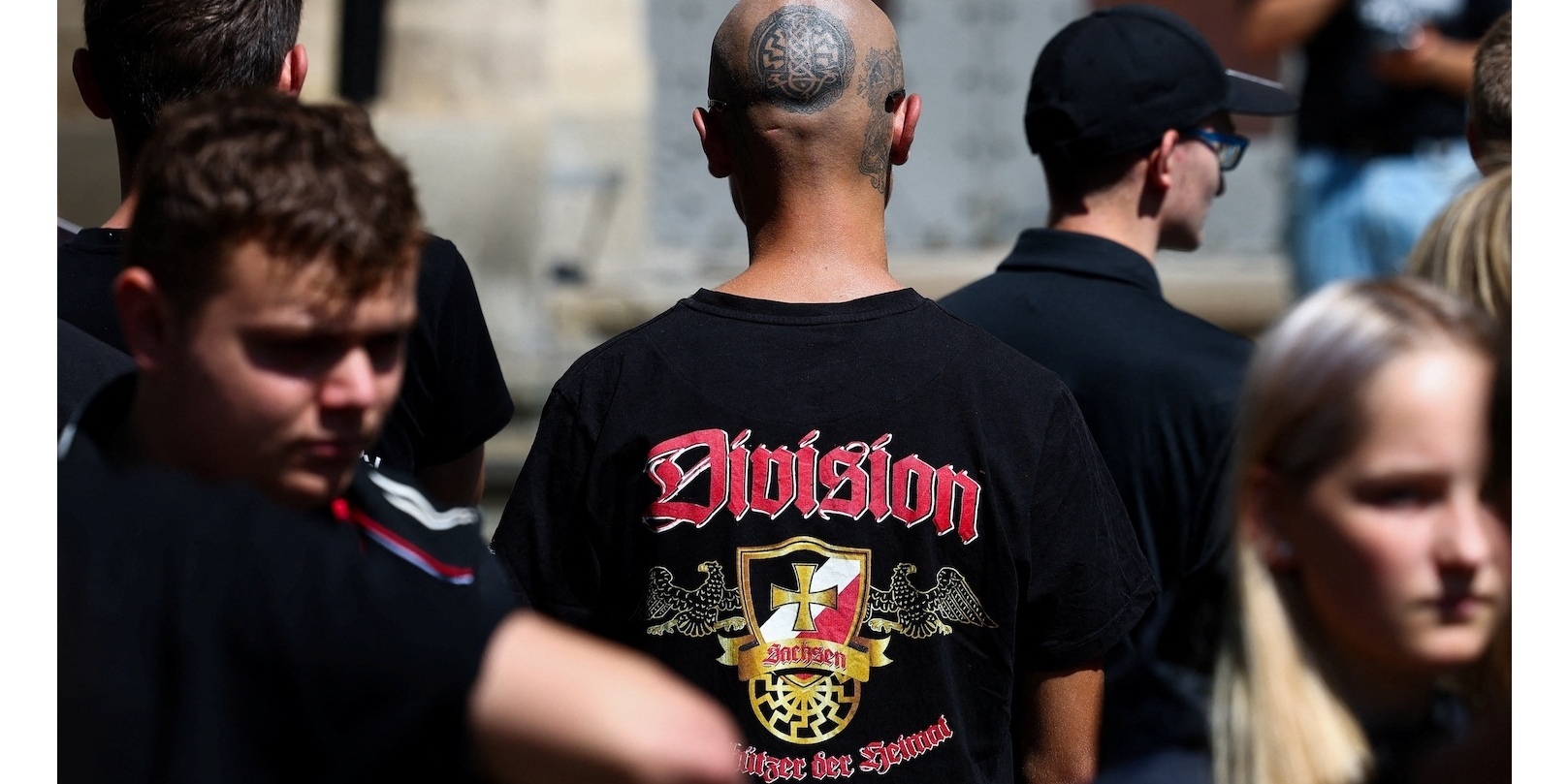 En Allemagne, une néonazie trans fuit le pays avant son incarcération