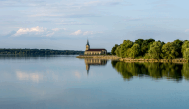 À 3h de Paris, ce lac immense aux eaux cristallines cache 6 plages paradisiaques encore secrètes (à découvrir absolument avant la fin de l’été)