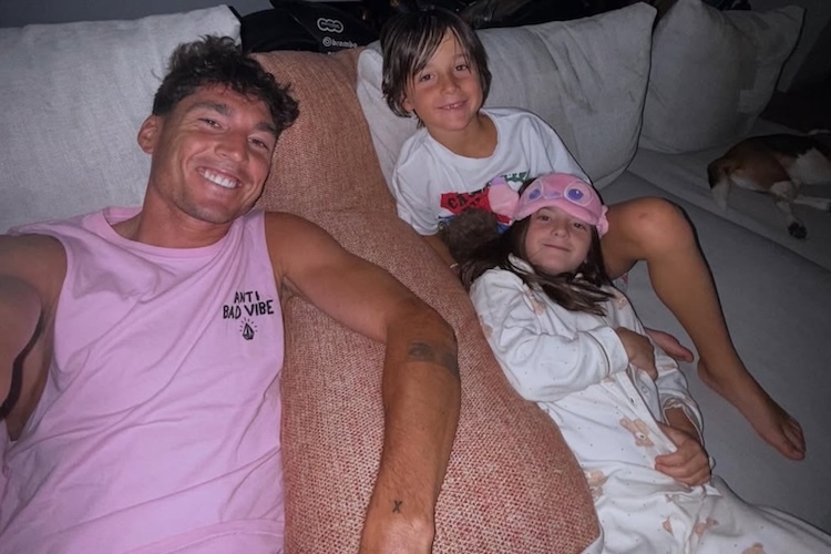 Aleix Espargaro avec les jumeaux Max et Mia