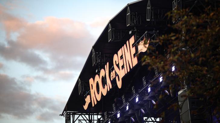 La scène principale du festival Rock en Seine au coucher du soleil à Saint-Cloud, près de Paris, le 21 août 2025.