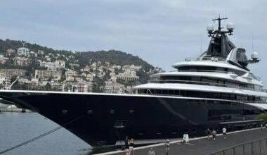 Quel est ce méga yacht aux proportions démesurées amarré au port de Nice depuis plusieurs jours?