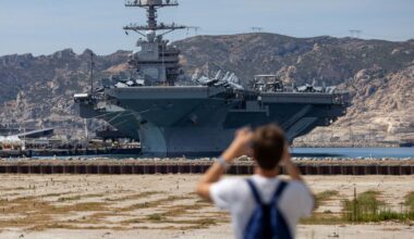 Mais que fait ce porte-avions américain à Marseille ?