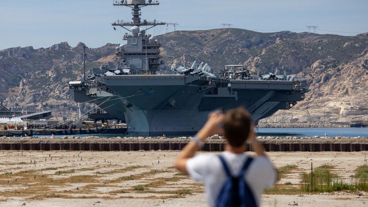 Mais que fait ce porte-avions américain à Marseille ?