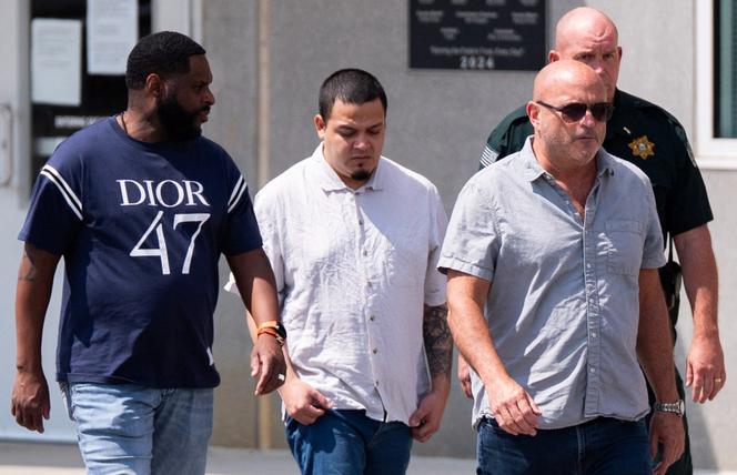 Kilmar Abrego Garcia (chemise blanche au centre) après sa libération de la prison de Cookville (Tennessee), le 22 août 2025.