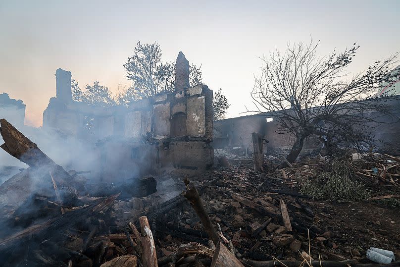 De la fumée s'élève des décombres après un incendie à Sacakli, dans la province de Çanakkale, au nord-ouest, samedi 9 août 2025.