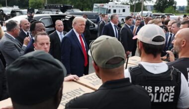 Trump s’est rendu auprès des policiers et soldats de la Garde nationale déployés à Washington