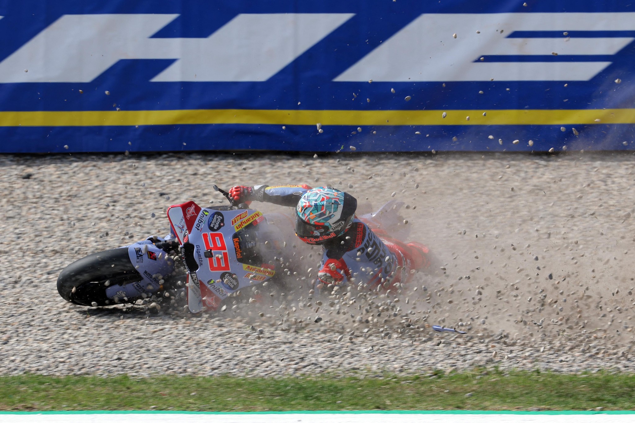 Le pilote espagnol Ducati, Marc Marquez, chute lors de la deuxième séance d’essais libres du MotoGP au Grand Prix de Catalogne, Circuit de Catalunya, le 25 mai 2024.