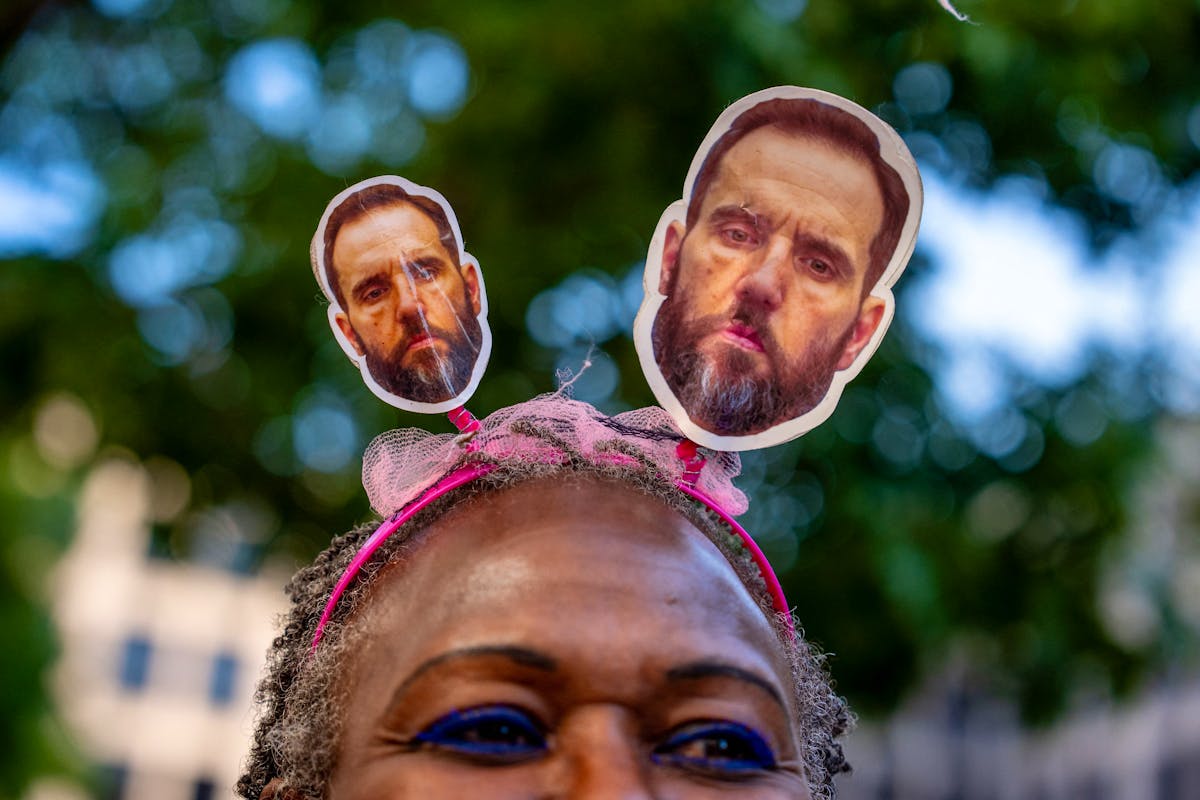 Une femme porte un bandeau avec des images du procureur spécial Jack Smith lors d’une audience sur l’ingérence électorale de Donald Trump à Washington, DC, le 5 septembre 2024.
