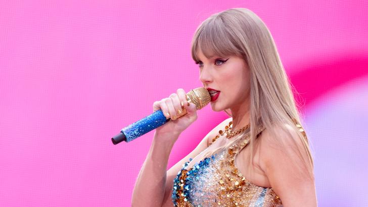 Taylor Swift, ici photographiée lors de sa tournée "Taylor Swift | The Eras Tour" à Londres le 21 juin 2024, n’a pas été épargnée dans un test de l’outil Grok Imagine réalisé par une journaliste du média américain « The Verge ».