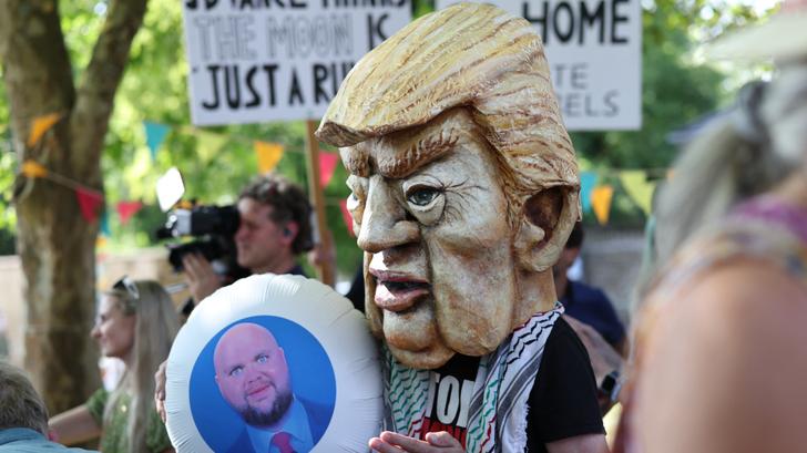 Un masque du président Trump porté lors d’une « fête anti-Vance » organisée par des militants et les habitants de Charlbury, à l’ouest de Londres, le 12 août 2025.