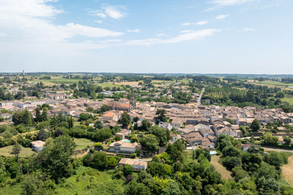 La bastide de Monségur domine la vallée du Dropt, offrant de jolis panoramas. Sur ce cliché, on distingue la halle, élément central du village.