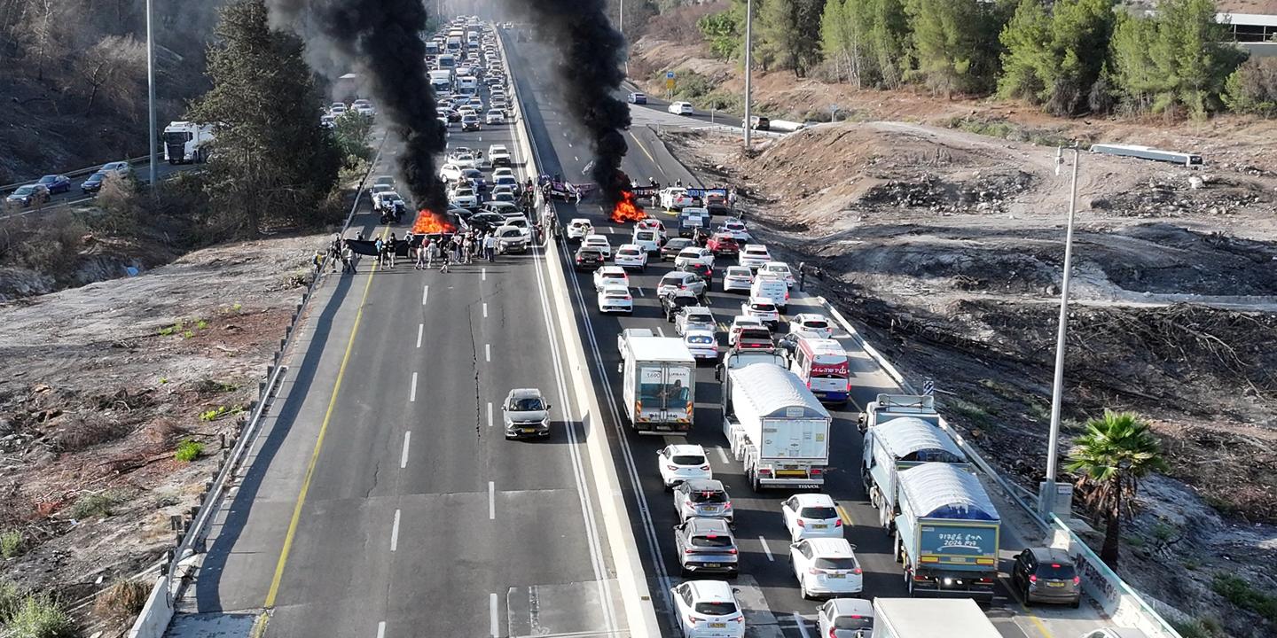 des manifestations débutent dans plusieurs villes d’Israël pour réclamer la fin de l’offensive et la libération des otages