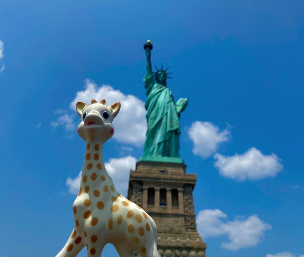 un nouveau concours photo avec Sophie, la girafe globe-trotter