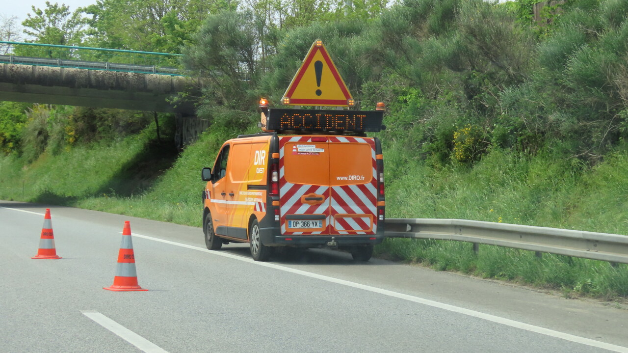 un accident entre deux véhicules sur la rocade, les bouchons se forment