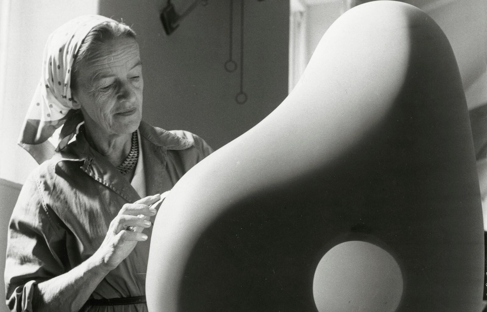 À Saint-Paul-de Vence, la sculptrice Barbara Hepworth fait danser la matière - Télérama