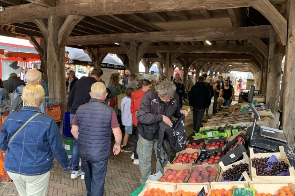 Les locaux se pressent sur le marché de Buchy depuis plusieurs siècles.