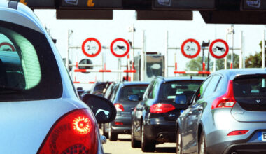 le péage d'une autoroute fermé à cause d'une voiture à contresens
