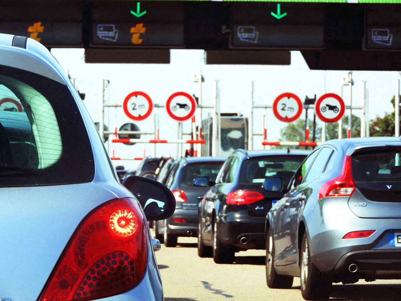 le péage d'une autoroute fermé à cause d'une voiture à contresens