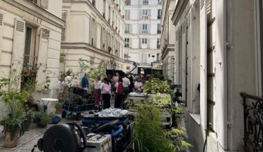 « J’ai croisé mes voisins en costume d’époque » : à Paris, les tournages de cinéma s’invitent aussi dans les appartements