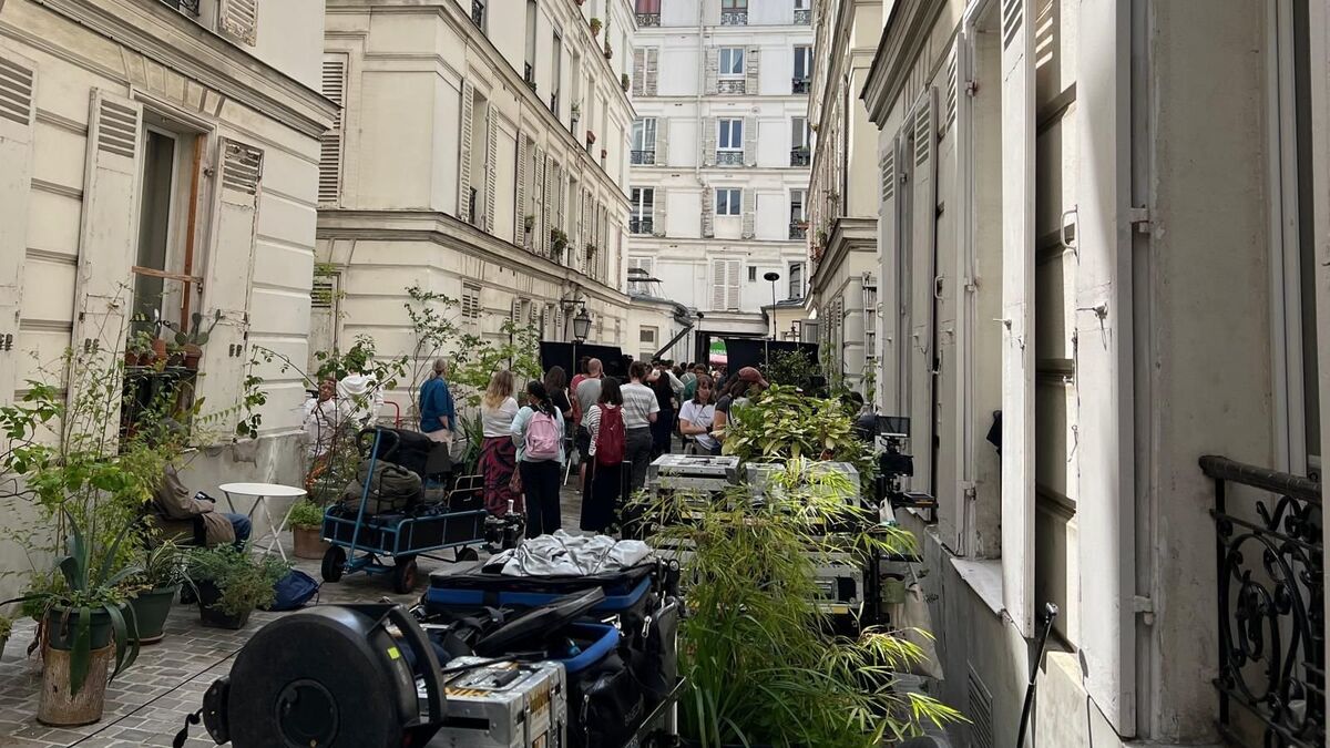 « J’ai croisé mes voisins en costume d’époque » : à Paris, les tournages de cinéma s’invitent aussi dans les appartements